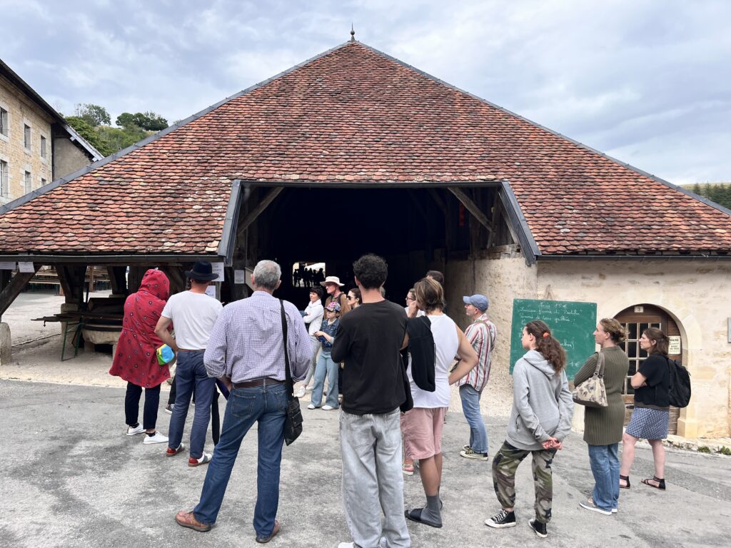 Marché de Belvoir, visite sous las Halles